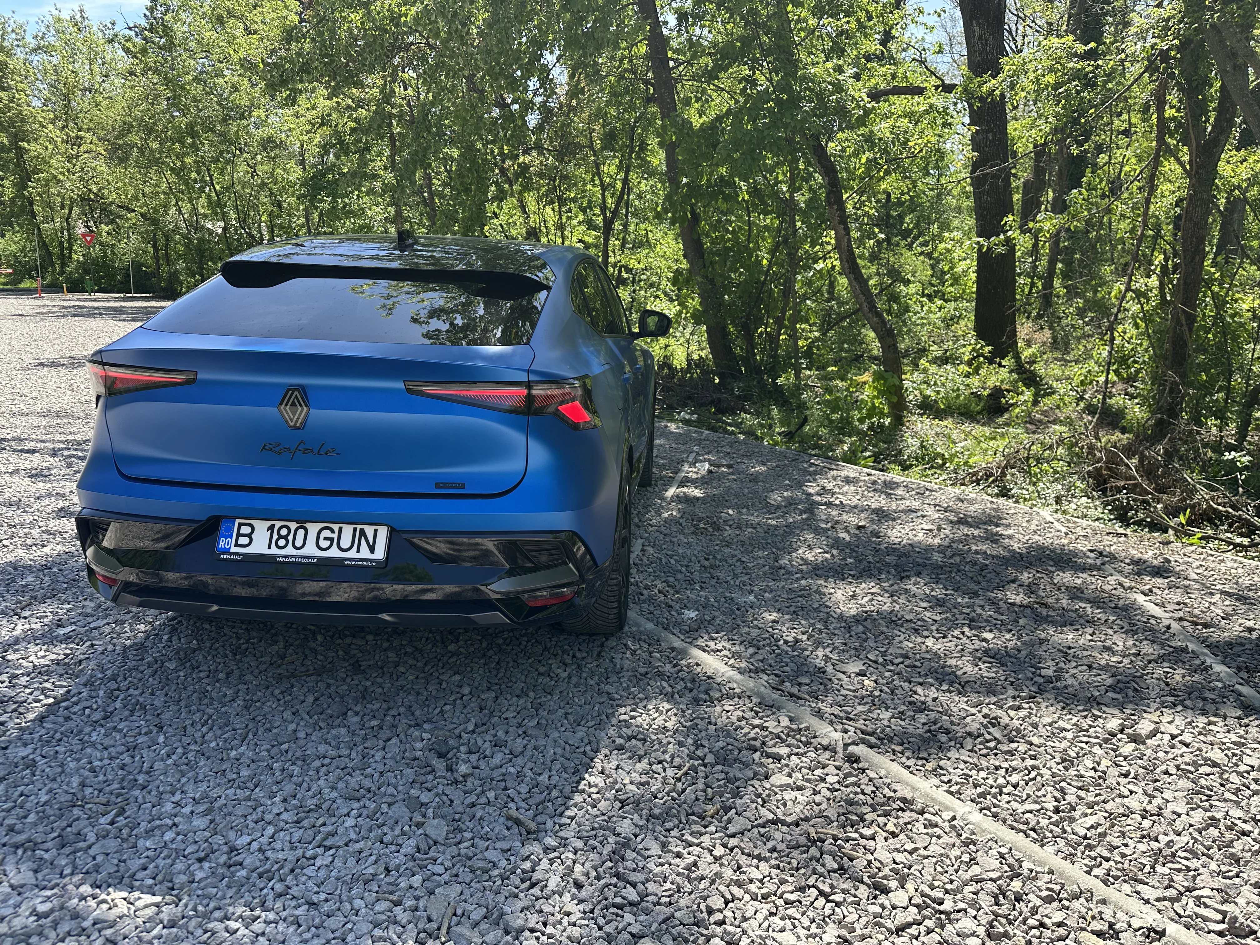 Test drive Renault Rafale E-Tech 4x4 300 PHEV: SUV-ul coupe care vrea să fie și elegant, și eficient, și sportiv