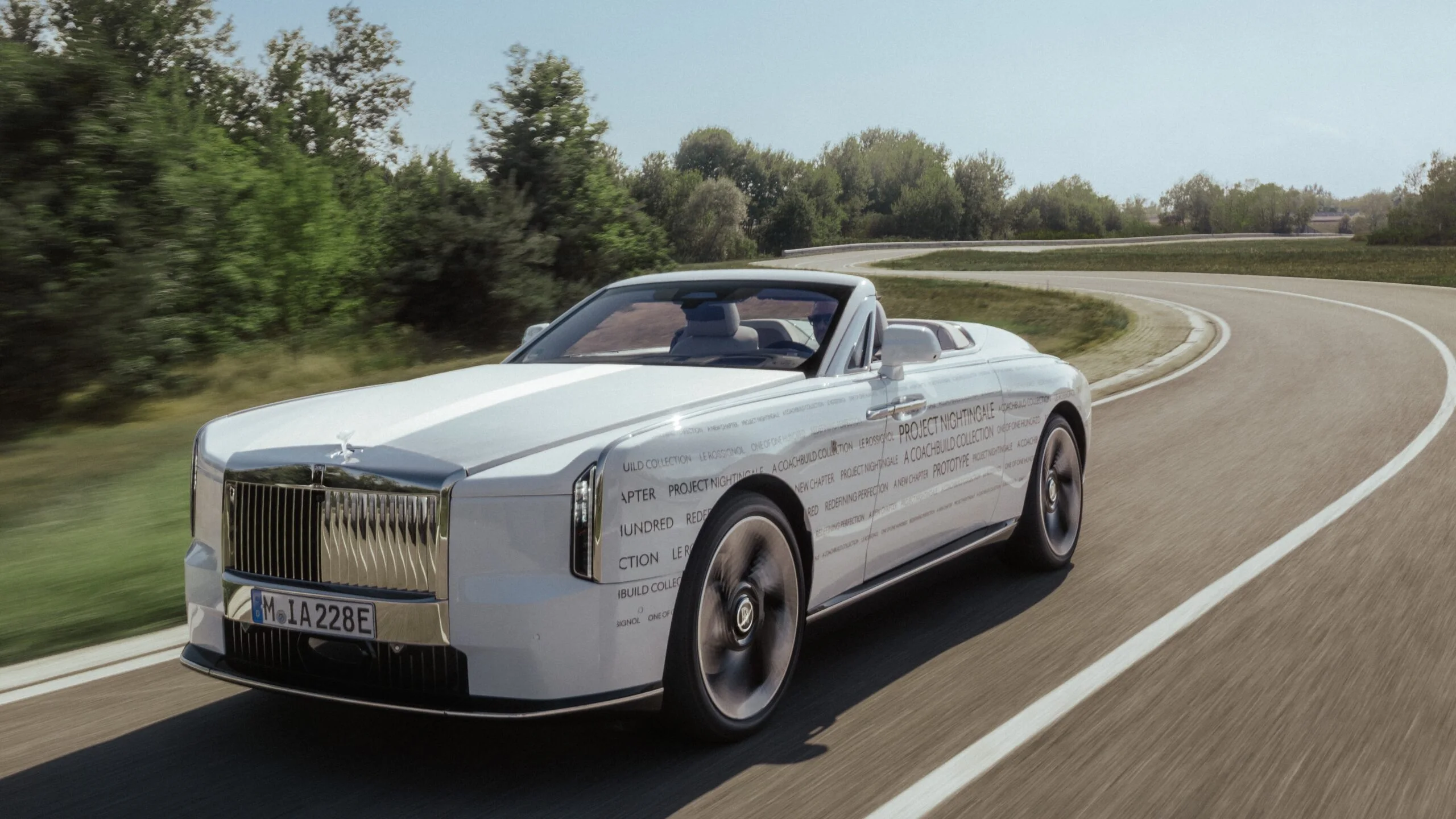 Weißer Rolls-Royce Project Nightingale in einer Kurve