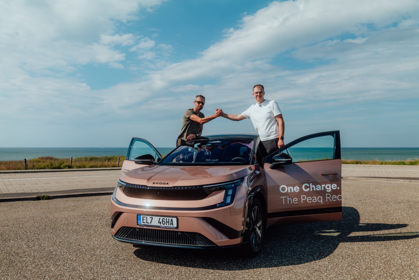 Los dos conductores que condujeron el Škoda Peaq en la prueba de 936 km