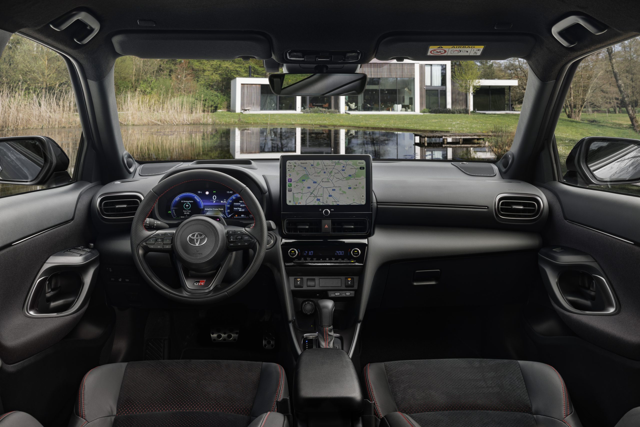 Interior del Toyota Yaris Cross actualizado, en la versión GR Sport