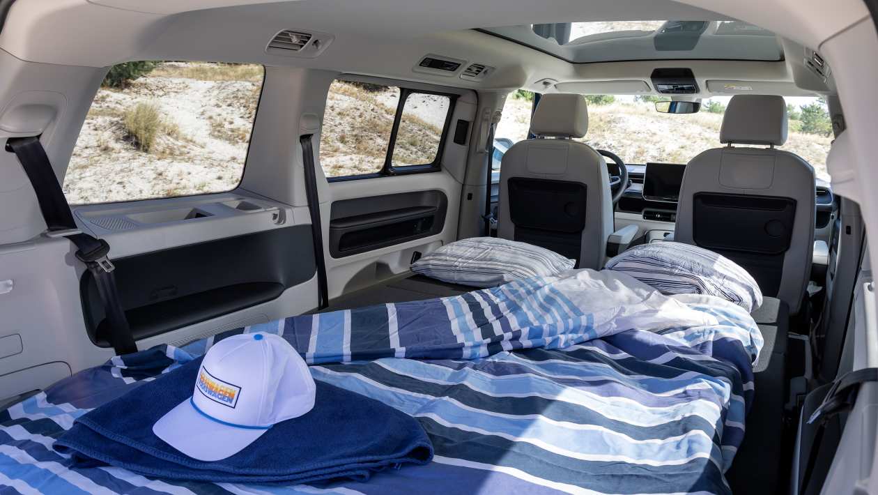 La cama doble instalada en el Volkswagen ID. California Cruise