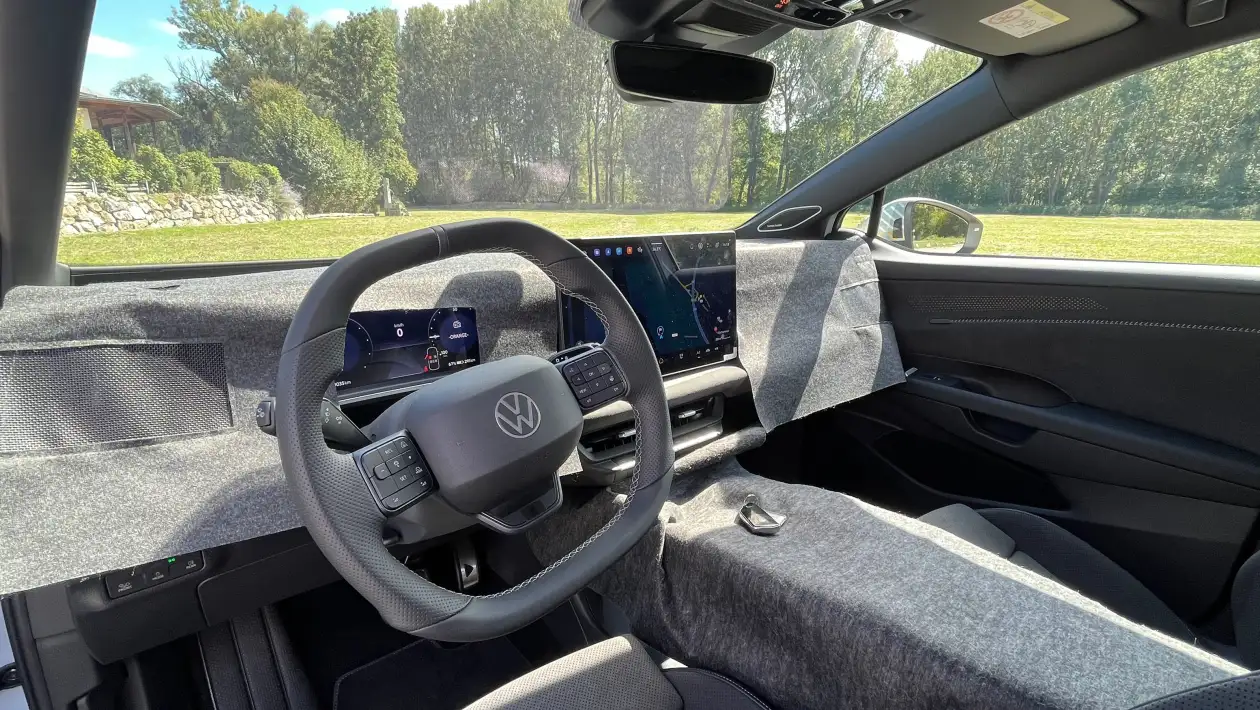 Interior del prototipo Volkswagen ID.4 restilizado, cubierto en parte