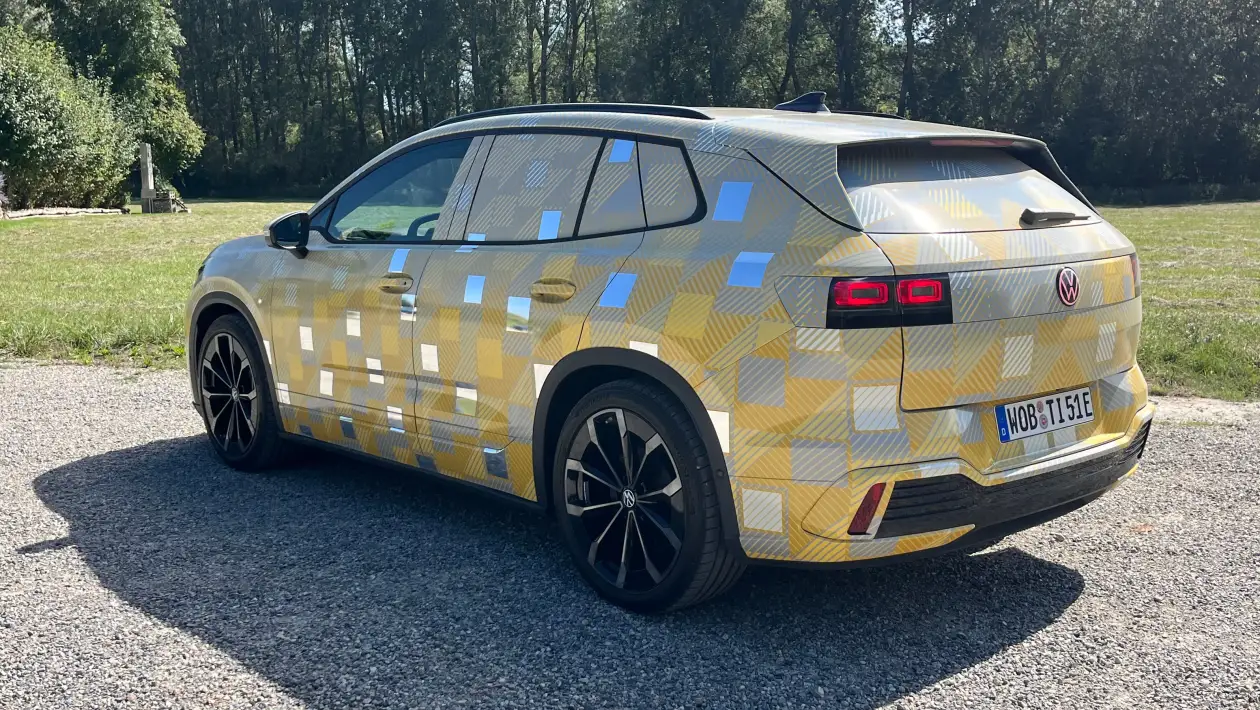 Prototipo Volkswagen ID.4 restilizado fotografiado desde atrás