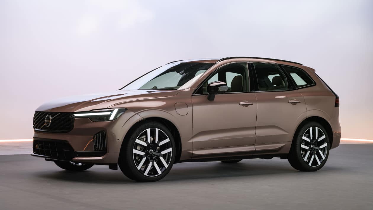 Volvo XC60 híbrido enchufable actualizado, fotografiado de frente