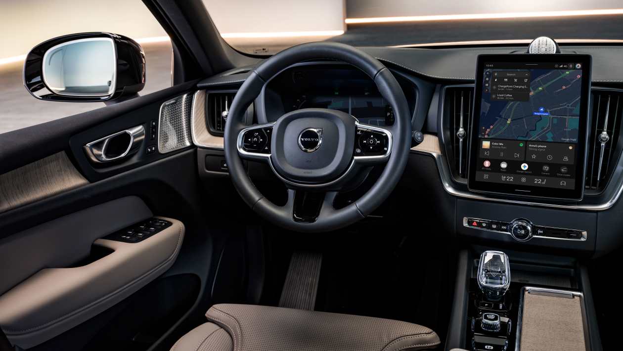 Interior del nuevo Volvo XC60, con pantalla central vertical y acabados de madera