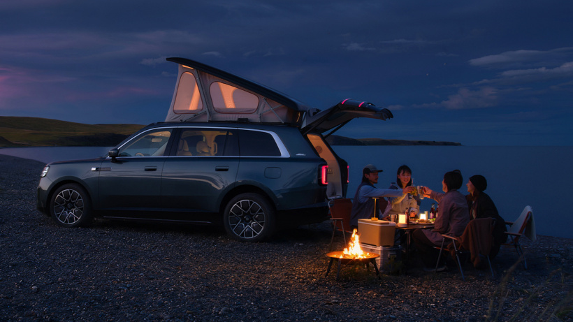Xiaomi SkyNomad N90 Max Explorer en un decorado de camping